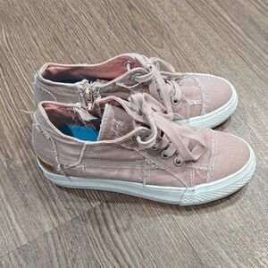 Blowfish casual sneaker / shoe . Side zipper up closure with laces . 7.5